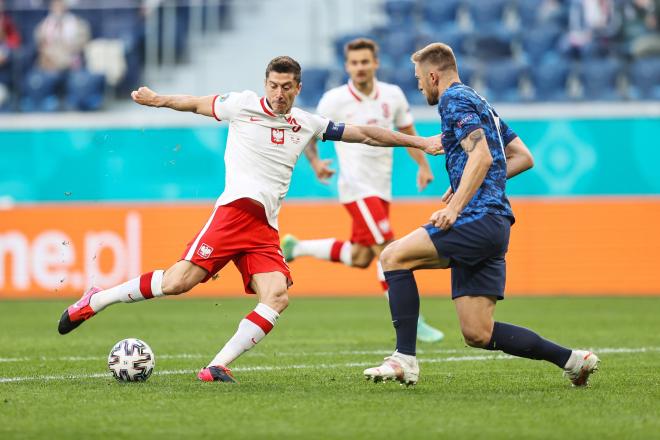 Robert Lewandowski golpea el balón en el Polonia-Eslovaquia (Foto: Cordon Press).