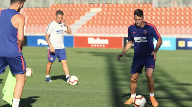 Santiago Arias, durante un entrenamiento con el Atlético.