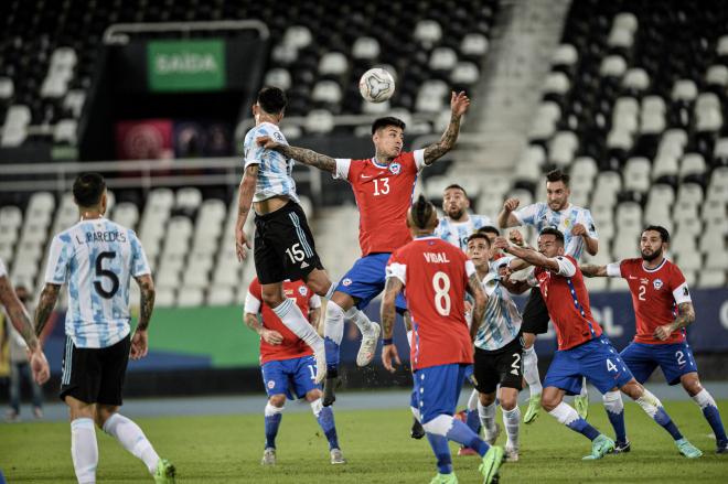 Acción aérea en el Argentina-Chile de Copa América (Foto: Cordon Press).