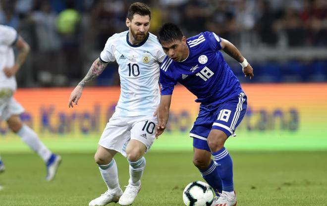 Arzamendia se mide a Messi en un partido de la Copa América.