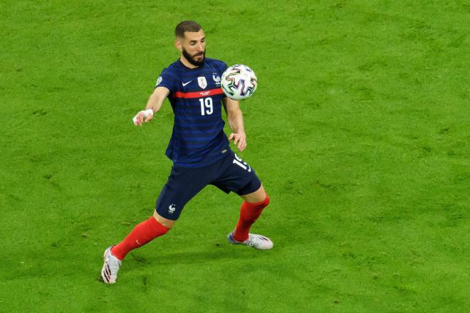 Benzema controla un balón en el debut de Francia en la Eurocopa (Foto: Cordon Press).