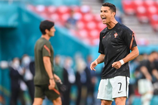 Cristiano Ronaldo calentando antes del Hungría-Portugal (Foto: Cordon Press).