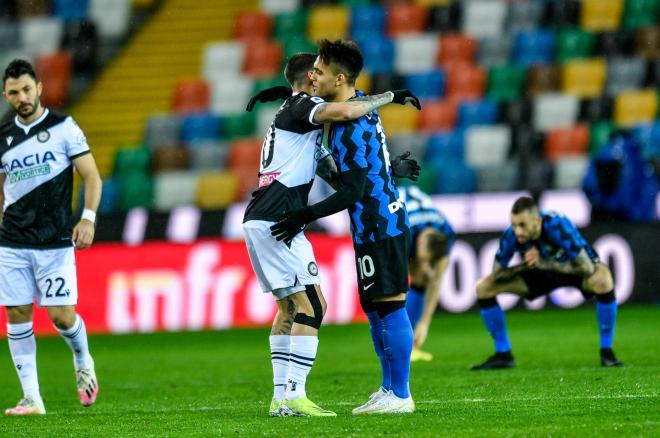 Lautaro Martínez y Rodrigo de Paul se saludan antes de un partido entre Udinese e Inter.