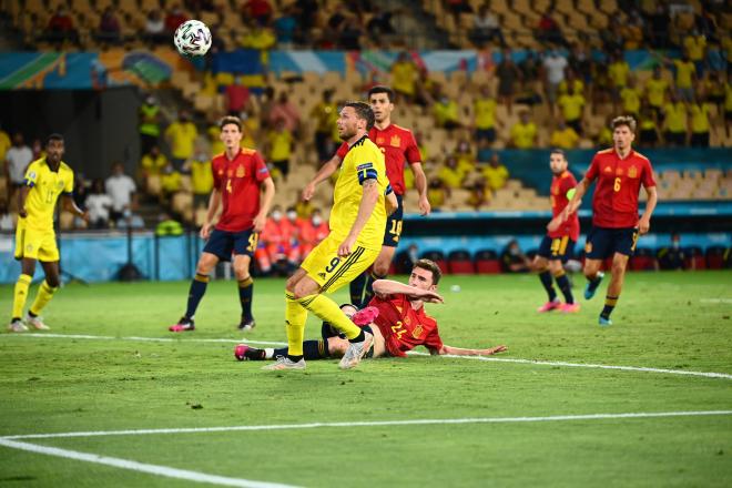 Marcus Berg remata ante Laporte en el España-Suecia de la Eurocopa (Foto: Cordon Press).