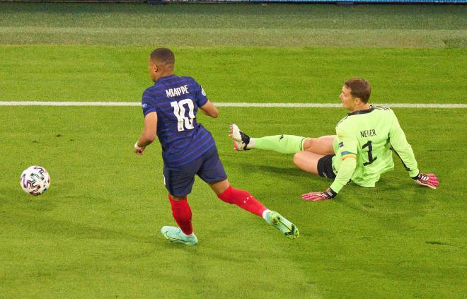 Neuer despeja un balón ante Mbappé (Foto: Cordon Press).