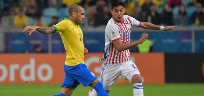 Arzamendía, jugador del Cádiz, ante Dani Alves en un partido con Paraguay