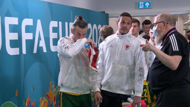 El momento en que Gareth Bale se 'alivia' en el túnel de vestuarios.