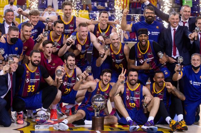 Los jugadores del Barça posan con el título de campeones (Foto: EFE).