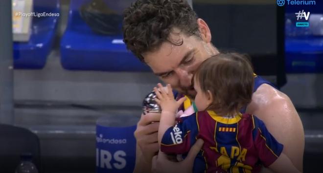 Pau Gasol, con su hija, tras ser campeón de la ACB.