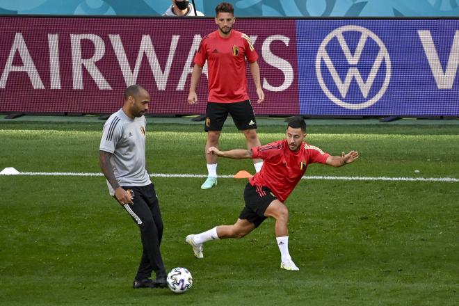 Thierry Henry y Hazard, en un entrenamiento de Bélgica durante la Eurocopa (FOTO: Cordón Press).
