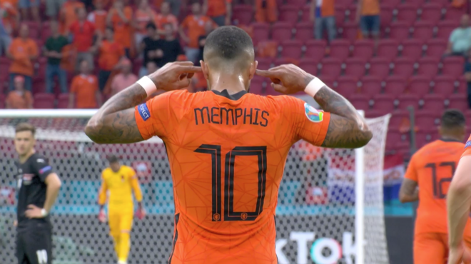Memphis Depay celebra un gol en la Eurocopa 2020 con la Selección de Holanda.