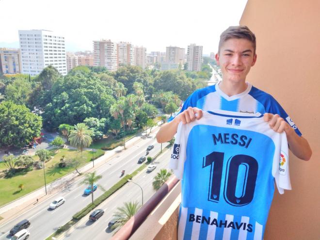 Carlos Salcedo, con su camiseta del Málaga y el '10' de Messi.