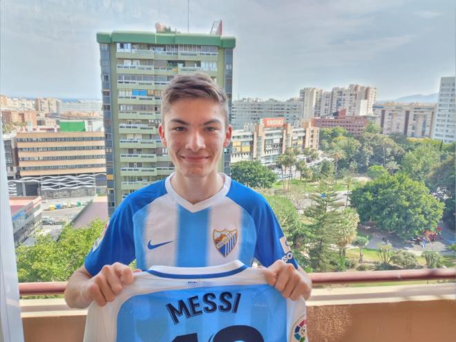 Carlos Salcedo posa con su camiseta del Málaga de Messi.