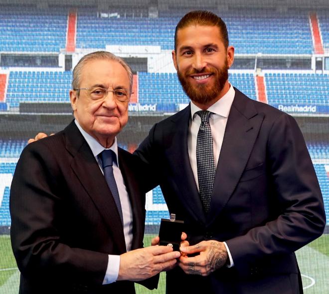 Florentino Pérez y Sergio Ramos, en su despedida (Foto: RM).