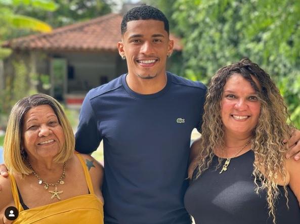 Marcos Paulo posa junto a su familia en Instagram.