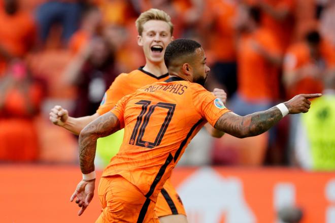 Memphis Depay celebra un gol con los Países Bajos ante Austria (Foto: @OnsOranje).