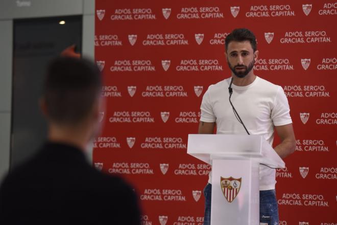 Nico Pareja, emocionado hablando de su compañero Sergio Escudero. (Foto: Kiko Hurtado).