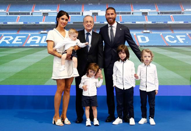 Florentino Pérez, junto a Sergio Ramos, Pilar Rubio y sus cuatro hijos la despedida del Real Madrid del central (Foto: RMCF).