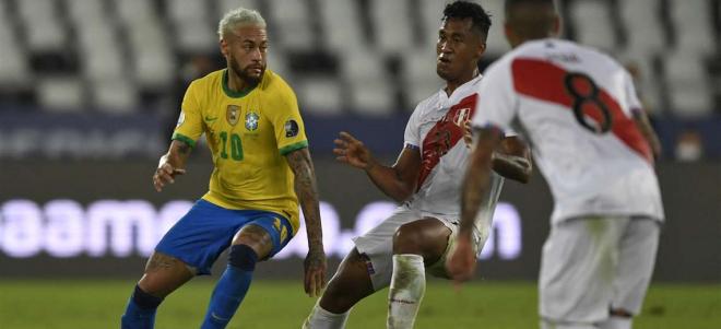 Neymar ante Tapia en el Brasil-Perú.