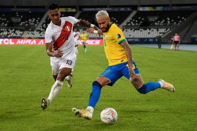Renato Tapia ante Neymar en la Copa América.