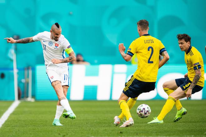 Hamsik golpea el balón ante Lustig y Lindelof (Foto: Cordon Press).