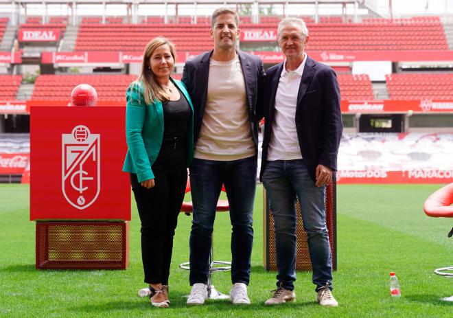 Robert Moreno junto al director deportivo del Granada Pep Boada y a la consejera Patricia Rodrígue