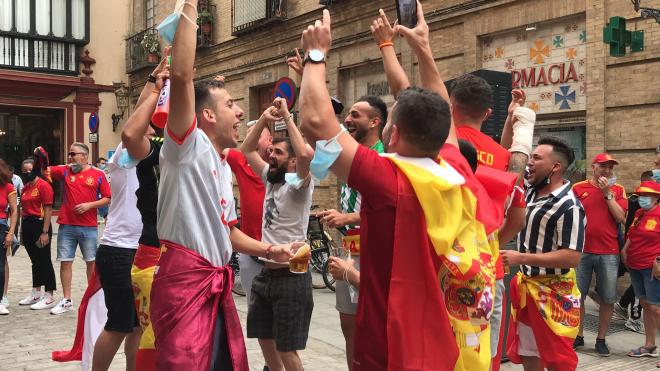 Afición española celebra antes del España-Polonia con fe en Morata (Foto: Kiko Hurtado).