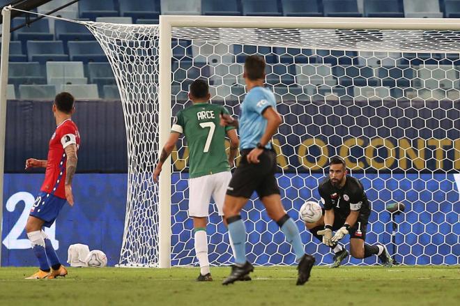 Claudio Bravo ataja un balón (foto: Selección Chilena).