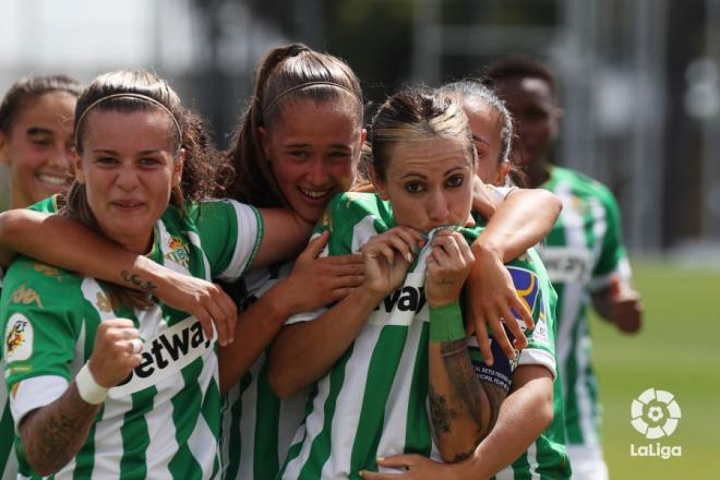 Rosa Otermín, Andrea Medina y Ángela Sosa celebra un gol.