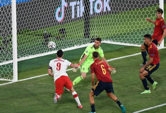 Unai Simón saca el disparo de Lewandowski en el España-Polonia de la EURO2020 (Foto: Kiko Hurtado).