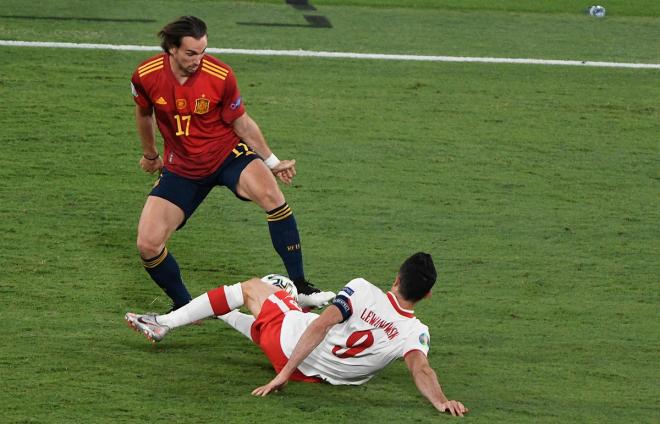Fabián la pisa delante de Lewandowski en el España-Polonia (Foto: Kiko Hurtado).