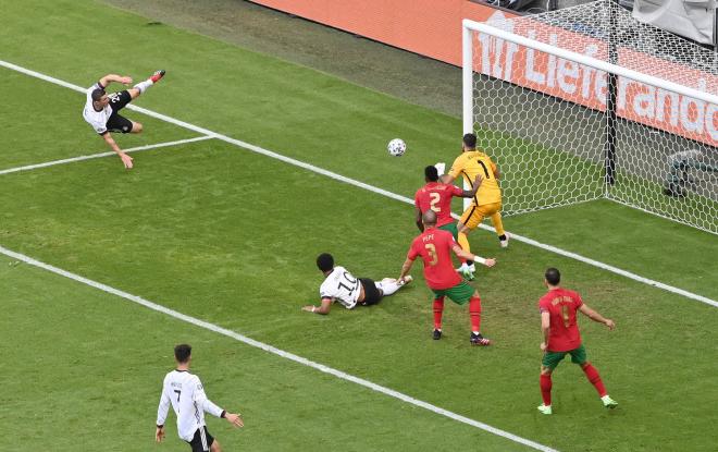 Gosens anota un gol que sería anulado en el Portugal-Alemania (Foto: Cordon Press).