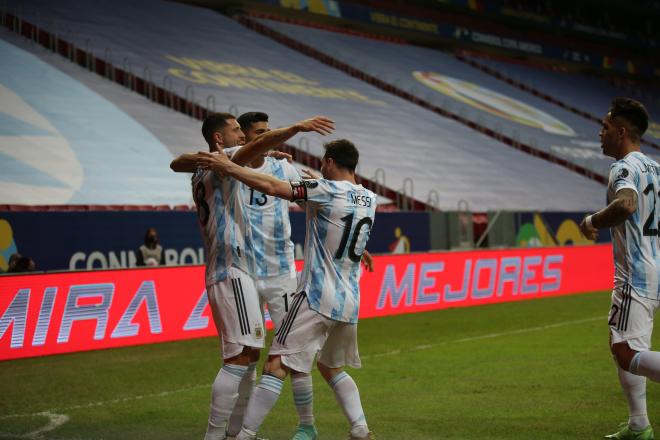 Guido Rodríguez celebra el gol con Messi y Romero (foto: AFA).