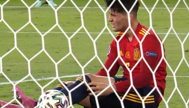 Morata se lamenta por una ocasión fallada con España durante la Eurocopa.jpg