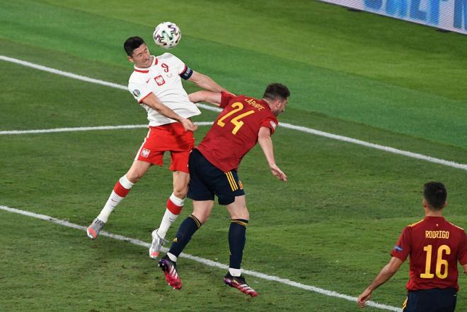 Lewandowski cabecea ante Laporte para hacer el gol de Polonia ante España (Foto: Kiko Hurtado).