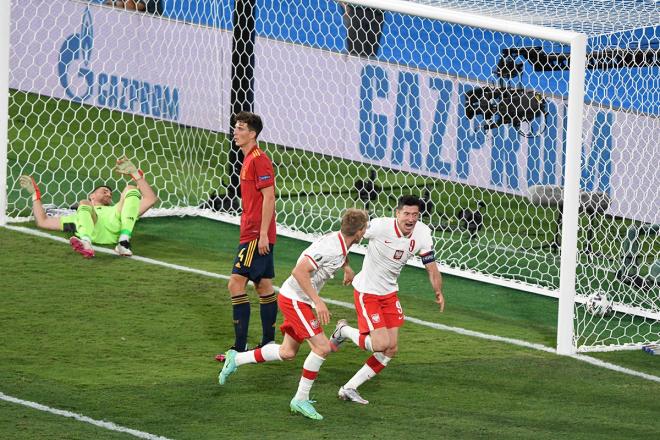 Lewandowski celebra su gol ante el marcaje de Laporte con Unai Simón en el suelo (Foto: Kiko Hurtado).