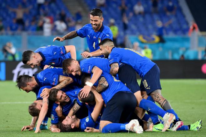 Los jugadores de Italia celebran uno de los goles de Locatelli ante Suiza (Foto: Cordon Press).