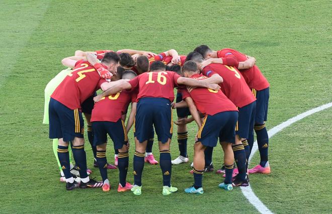 Los jugadores de la selección española hacen piña antes del duelo ante Polonia (Foto: Kiko Hurta