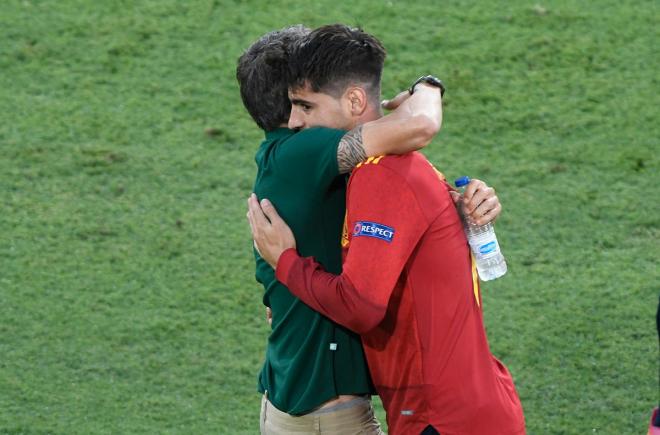 Morata celebra su gol en el España-Polonia con Luis Enrique (Foto: Kiko Hurtado).