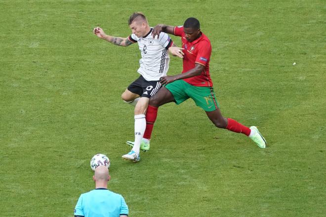 Toni Kroos y William Carvalho luchan por un balón en el Portugal-Alemania (Foto: Cordon Press):