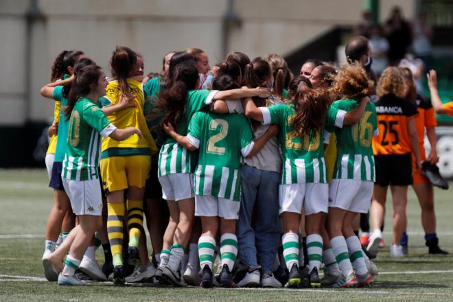 Las jugadoras del filial del Betis Féminas celebran el ascenso (foto: Betis Féminas).