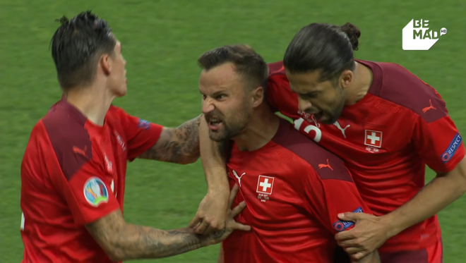 Haris Seferovic celebrando su gol con Suiza.