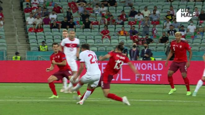 Disparo de Kahveci que acaba en el gol de Turquía a Suiza.