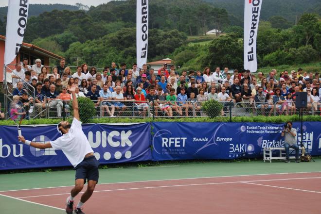 Público en una final anterior del Open Kiroleta de tenis que se disputa en Bakio.