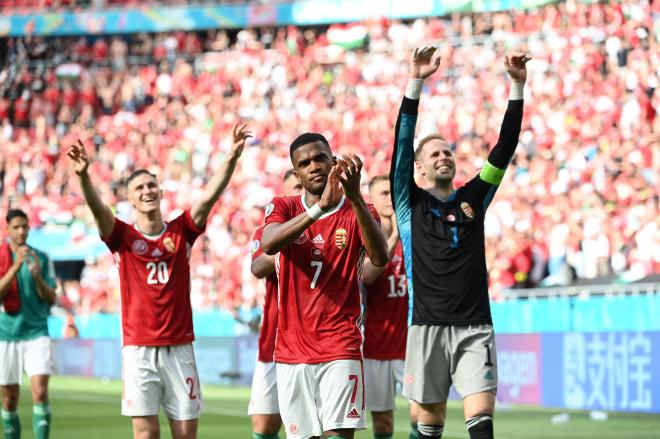 Loïc Nego celebrando, junto a sus compañeros, el empate de Hungría ante Francia (Foto: Cordon Press).