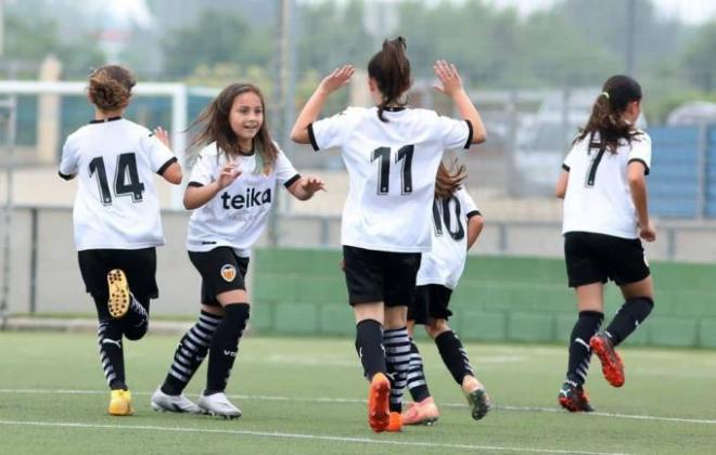 Jugadoras de las categorías inferiores del fútbol femenino. (Foto: Valencia CF)
