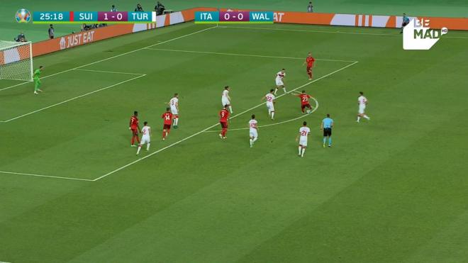 Momento del disparo de Xherdan Shaqiri para marcar un golazo con Suiza.
