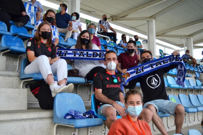 Aficionados en las gradas de Zubieta para el Real Sociedad- Barcelona (Foto: Giovanni Batista).