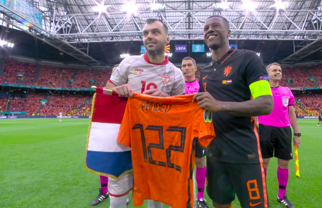 Países Bajos le regala una camiseta a Pandev.