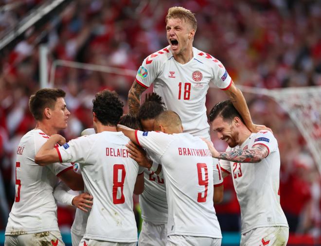 Los jugadores de Dinamarca celebran un gol ante Rusia.